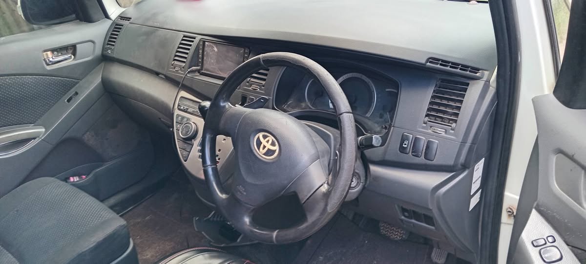 A picture of A car for sale Toyota isis platana