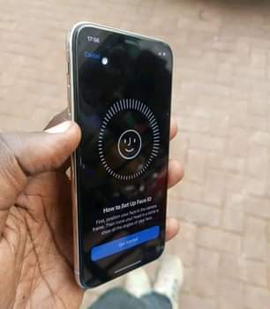 A picture of Iphone x it has face id no cracks everything works