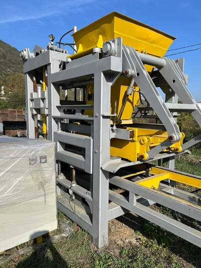 A picture of 8 Blocks Per Press Concrete Block Machine ROBOTIC OUTPUT