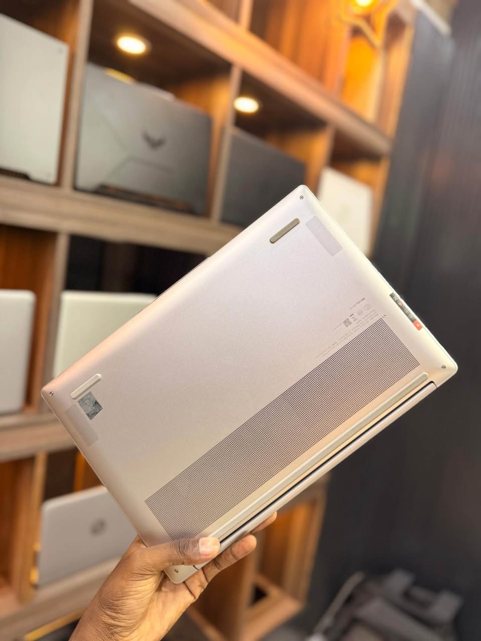 A picture of LENOVO YOGA SLIM 7 14Q8X9 BEI 2 800 000 WhatsApp