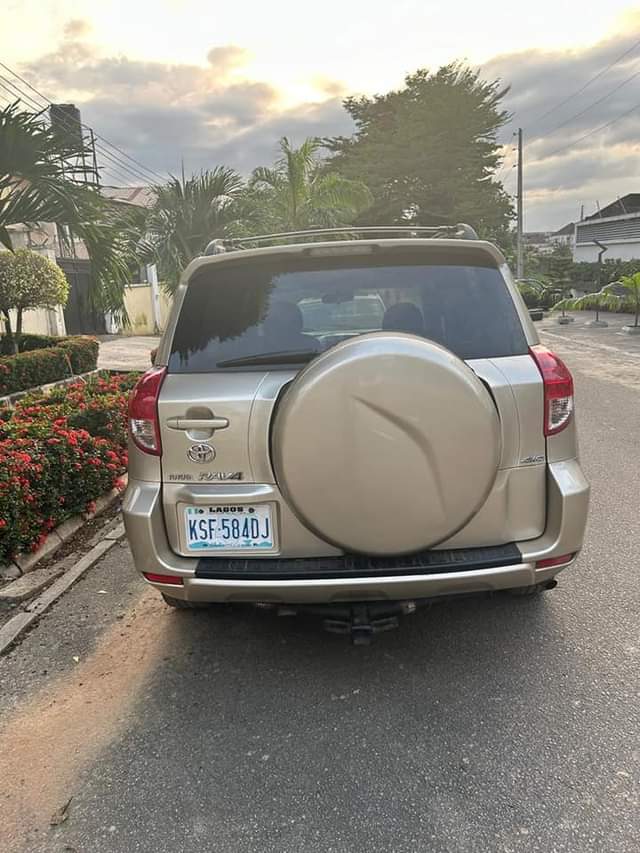 A picture of TOYOTA RAV4 2008 MODEL PRICE 6.8M LOCATION ENUGU CALL 08137179591
