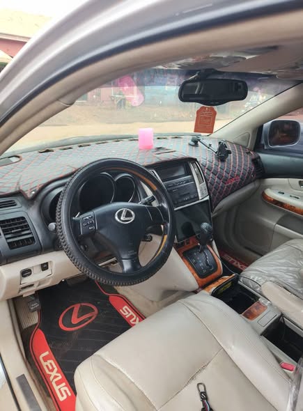 A picture of Lexus Rx330 Jeep