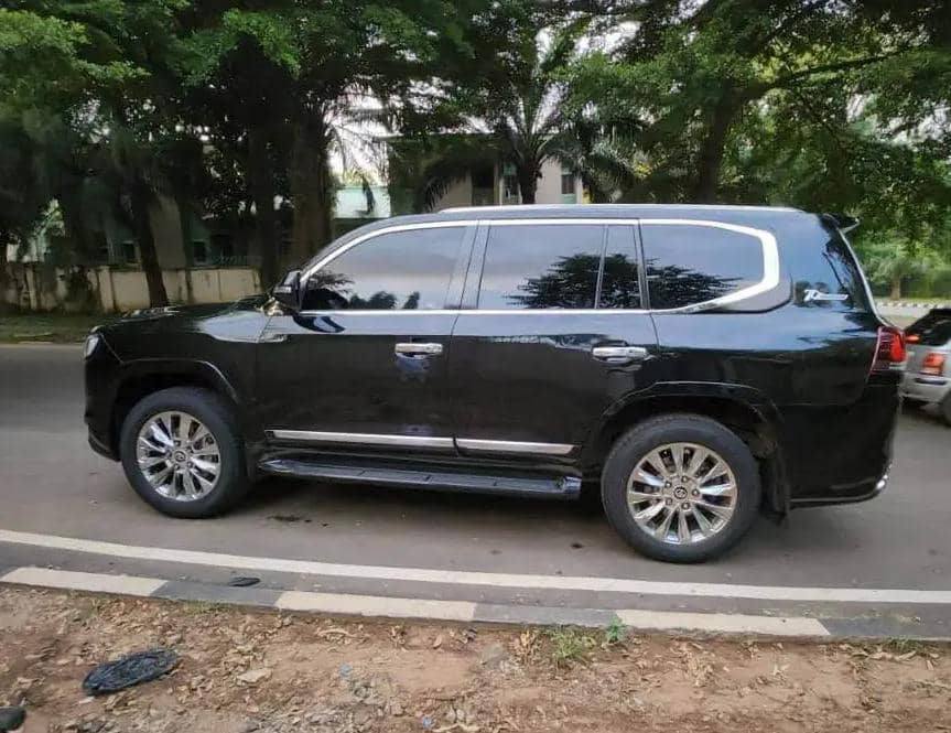 A picture of TOYOTA LANDCRUISER 2020 MODEL 7TH ANN BOUGHT BRAND NEW 08038959545