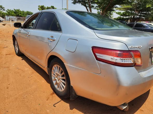 A picture of 2008 toyota camry with unscrewed V6 engine and gear Ac
