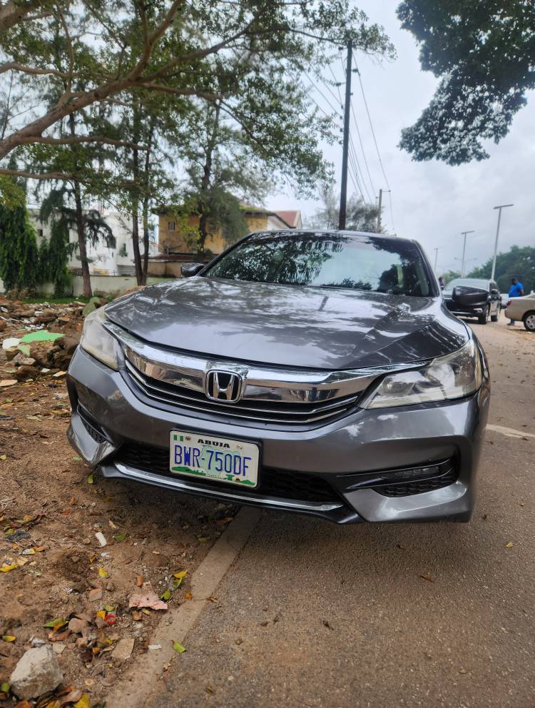 A picture of 2013 Honda accord 4 plugs