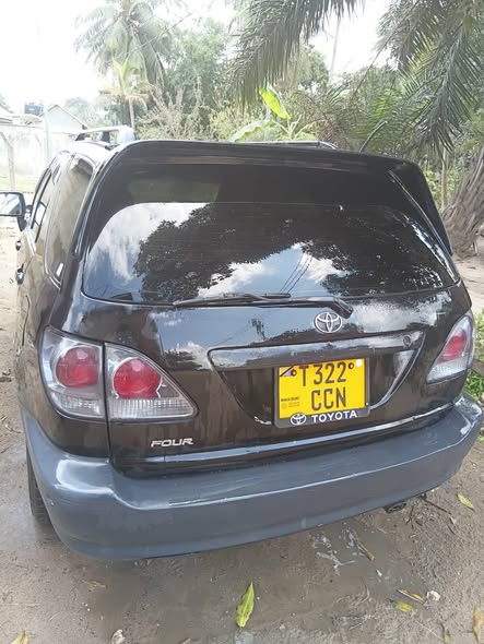 A picture of TOYOTA HARRIER OLD