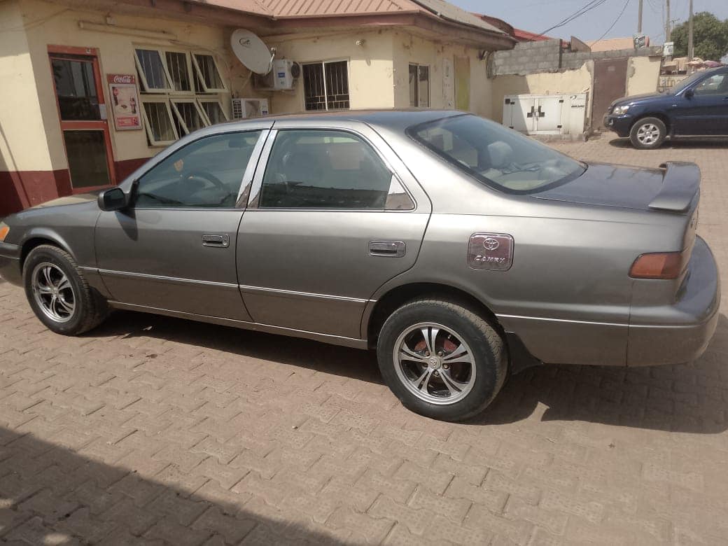 A picture of Toyota Camry 20001 do car is first body engine and