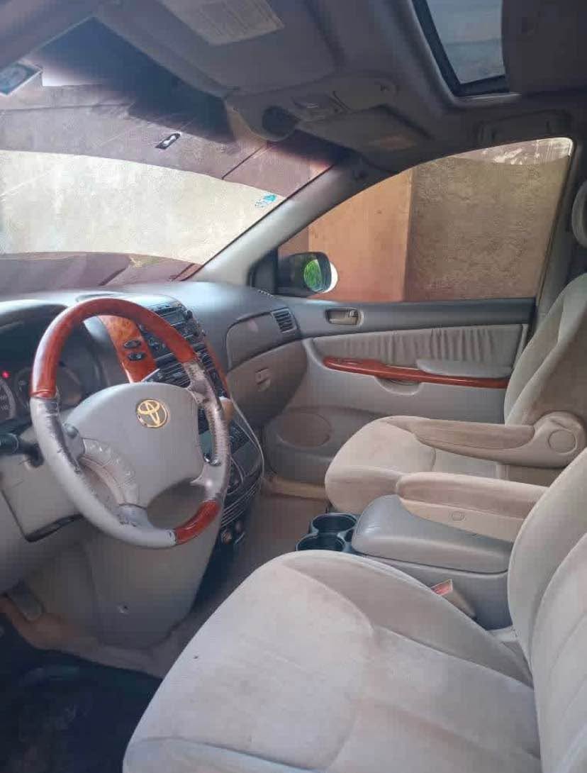 A picture of Toyota sienna
