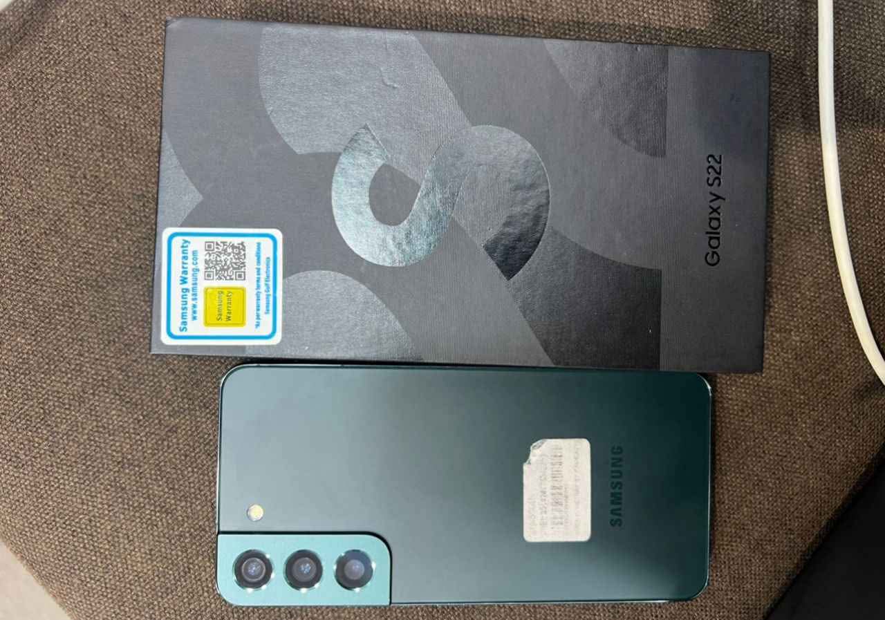 A picture of Samsung S22 available for sale.