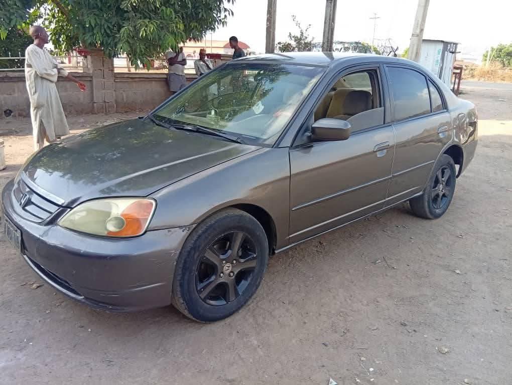 A picture of 2004 Honda civic 08122689832