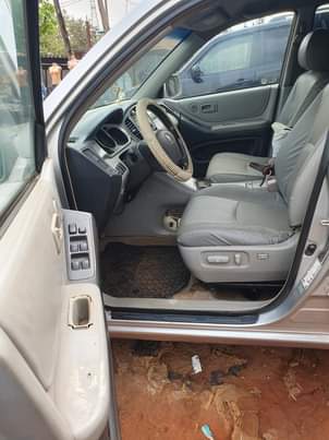 A picture of Clean Nigerian Used Silver Toyota Highlander 2004 First body Leather