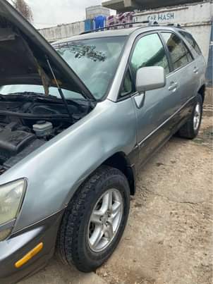 A picture of Toyota lexus RX300 good engine and gear with chilling a