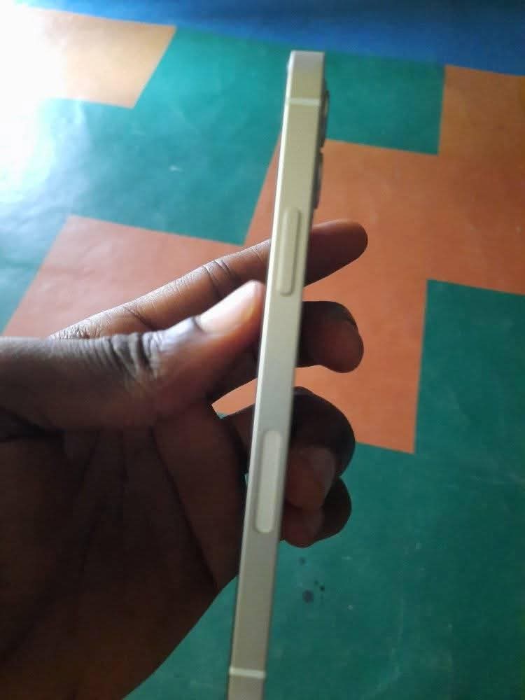 A picture of Iphone 12 128gb