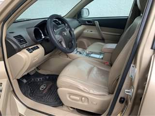 A picture of Well Maintained Registered TOYOTA HIGHLANDER 2010 Model with V6 Engine