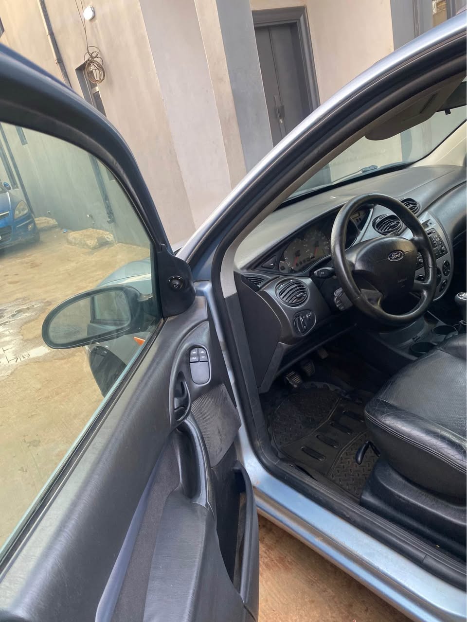 A picture of Few month use 2003 ford focus just like Toks with