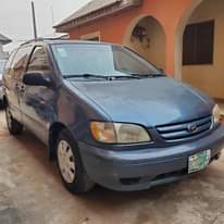 A picture of 02 Toyota sienna
