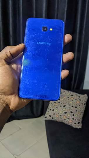 A picture of samsung J4 simu imenyooka inapiga kazi fresh2 kila kiyu kipo