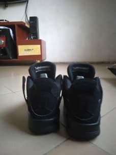 A picture of Kiatu jordan 4