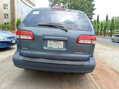 A picture of Toyota sienna 2002 model 4 sale Clean first body and