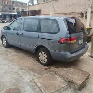 A picture of Toyota sienna 02 model first body buy and drive 08030481307