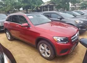 A picture of Mercedes Benz glc300