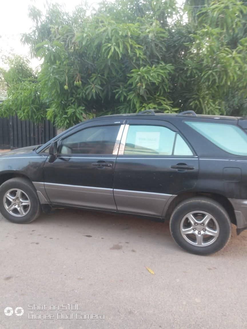 A picture of Lexus 300
