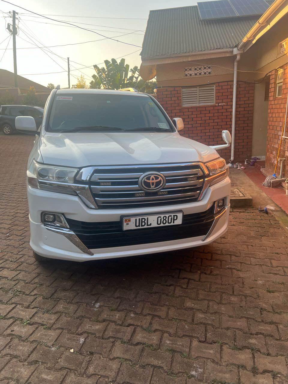 A picture of LAND CRUISER ZX V8 with 2016 facelift AT 130m