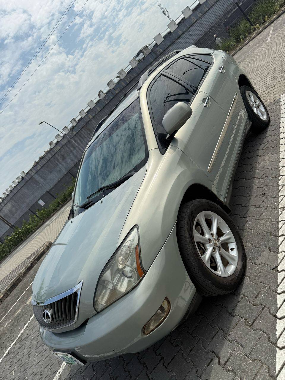 A picture of 2008 rx350 330 body