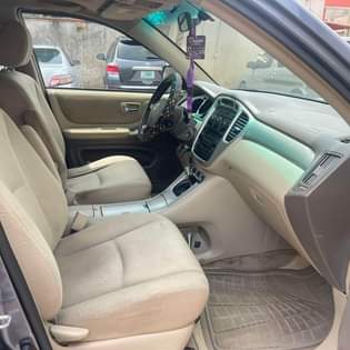 A picture of Toyota Highlander 2006 model Super neat and clean leather interior
