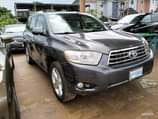 A picture of Extremely clean and sound Toyota Highlander