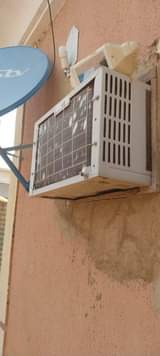 A picture of LG Window unit Ac 1 5h Barely used Carry come
