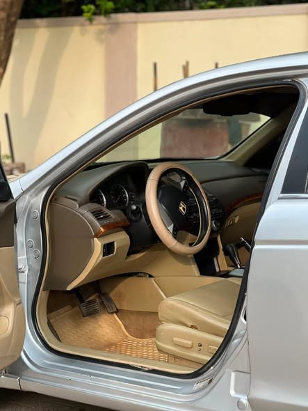 A picture of Clean Used 011 Honda Accord