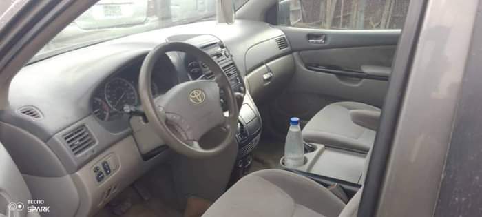 A picture of 2004 Toyota Sienna Le 6dr Hatchback