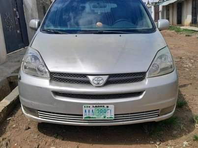 A picture of 2004 Toyota Sienna