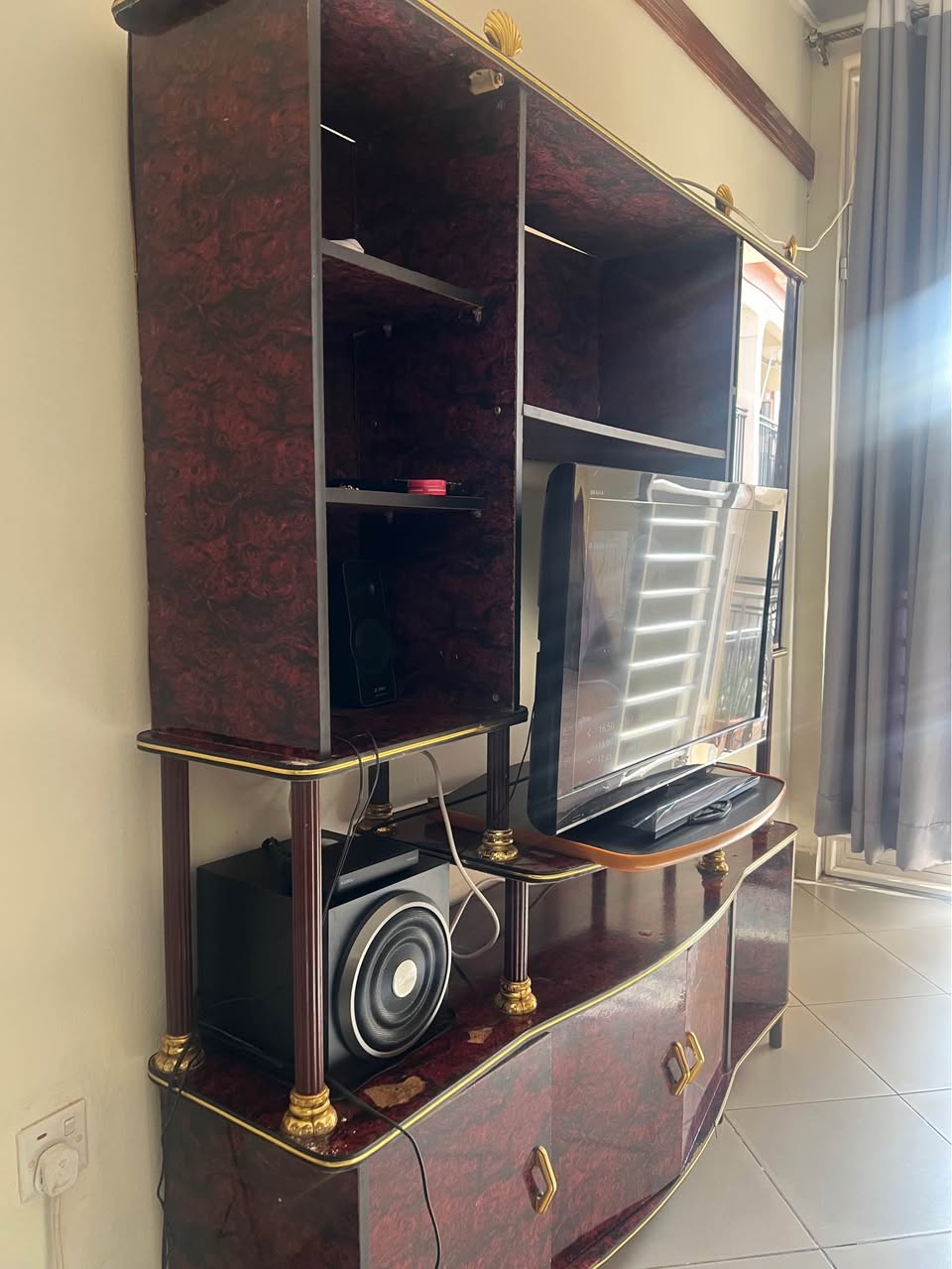 A picture of Fridge en side board on sale