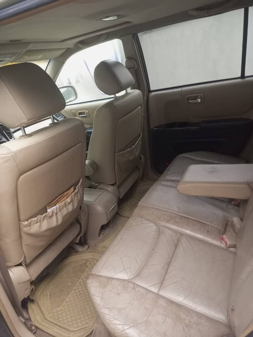 A picture of 04 Toyota Highlander
