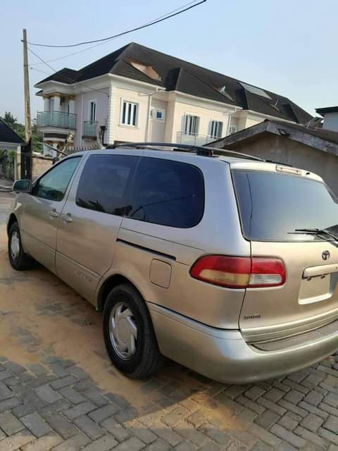 A picture of 2002 Toyota Sienna