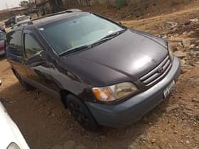 A picture of Toyota Sienna 2001 model 4 sale Clean body and interior