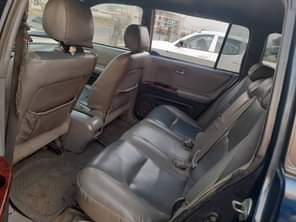A picture of DISTRESS SALE NOW Extremely super sharp 04 Toyota highlander 3seater