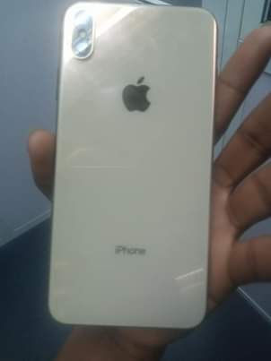 A picture of IPHONE XS MAS ipo sokoni aina KIPENGERE CHOCHOTE Ina face