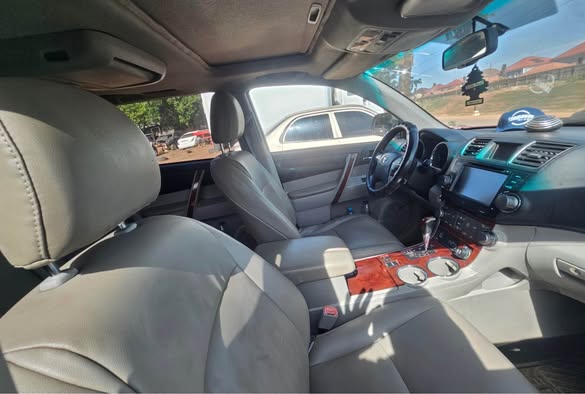 A picture of TOYOTA HIGHLANDER LIMITED EDITION 2012