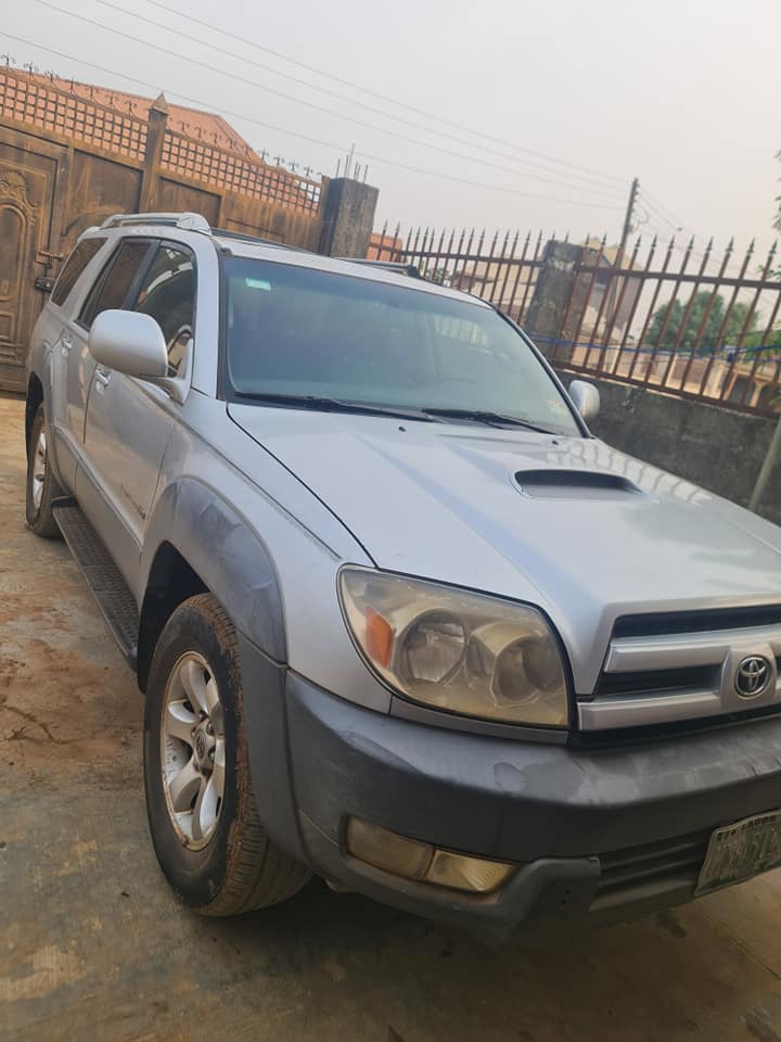 A picture of Toyota 4 runner 2005 still pure first body and untouched
