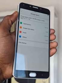 A picture of Oppo R9 gb 128 ram 6 bado Mpya kila Kit