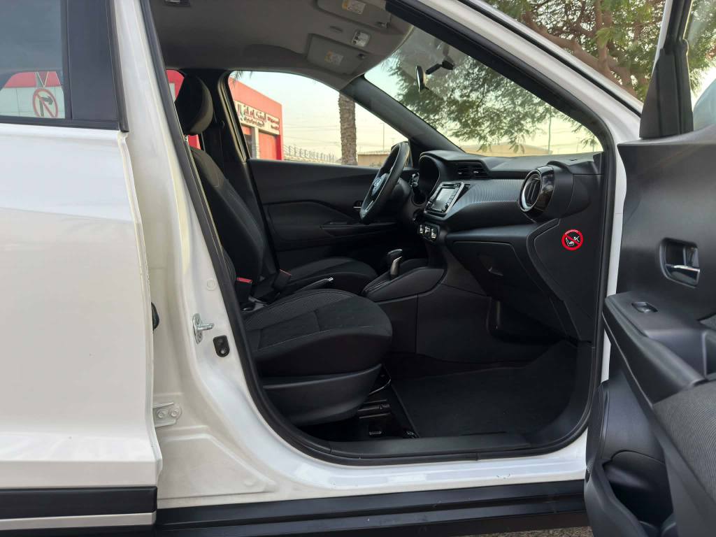 A picture of Nissan kicks SV gcc model 2017 971566482809