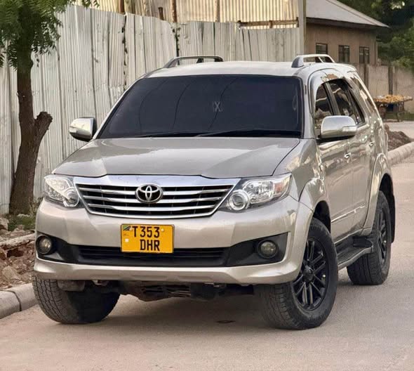 A picture of TOYOTA FORTUNER 0714058883