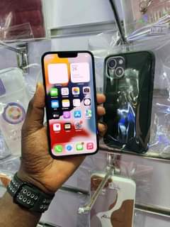A picture of Iphone 13 green