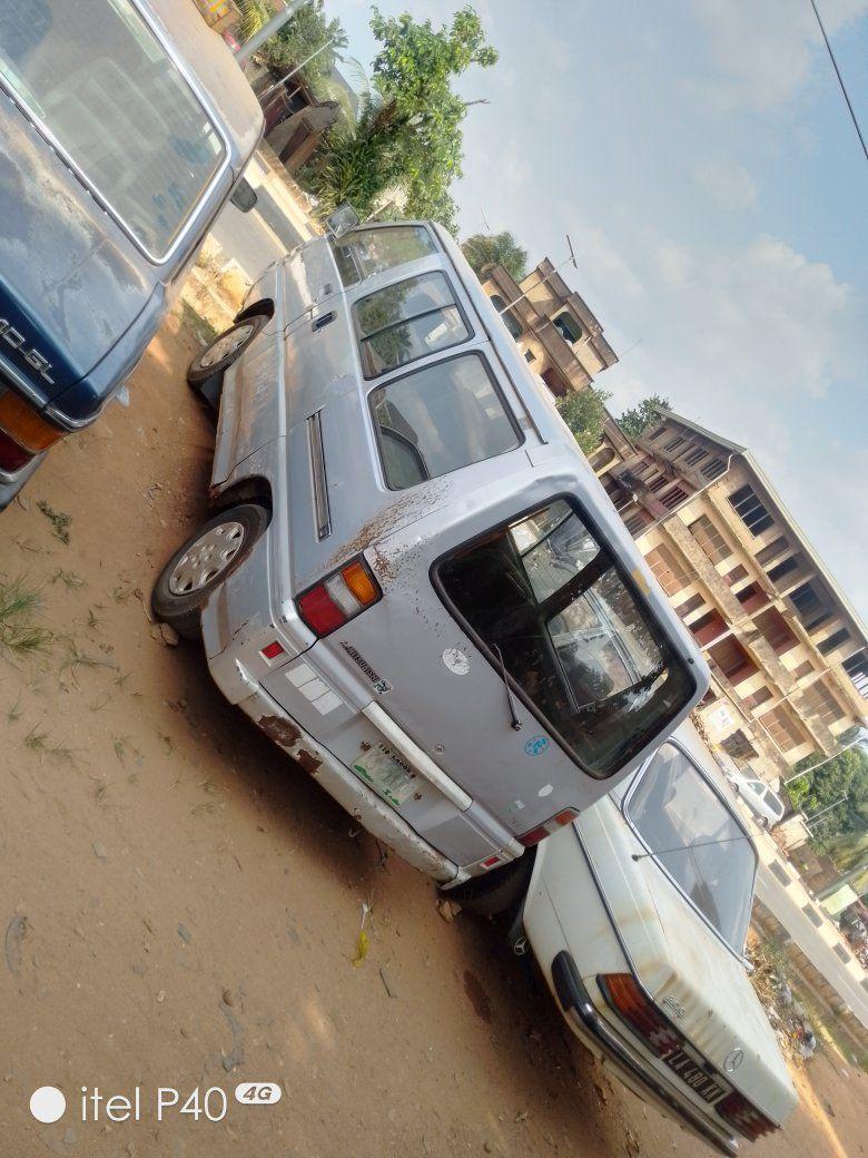 A picture of 2002 Mitsubishi l300