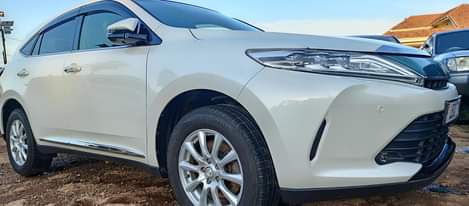 A picture of TOYOTA HARRIER 2017