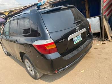 A picture of 2008 Highlander with Andriod and leather seats Chilling AC New