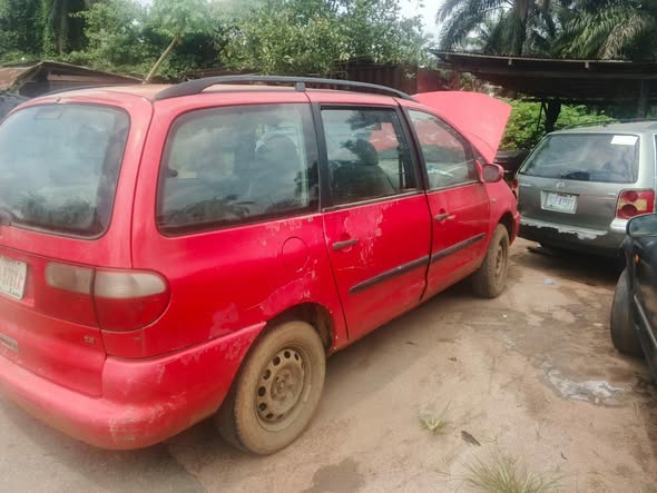 A picture of 1998 Ford galaxy